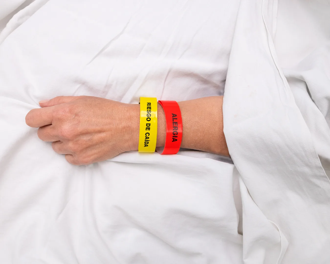 brazalete-alergia-o-riesgos-de-caida-paciente-clinica- Brazalete de alertas para adulto - Image 1